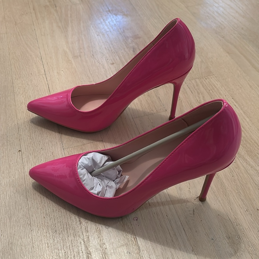 NIB Genshuo Hot Pink Pointed Close Toed Pumps size 9